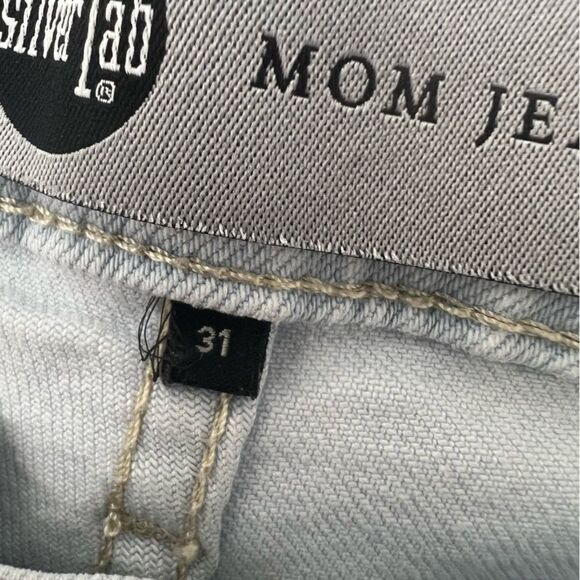 Levi’s SilverTab Light Wash Mom Jean - Picture 8 of 16